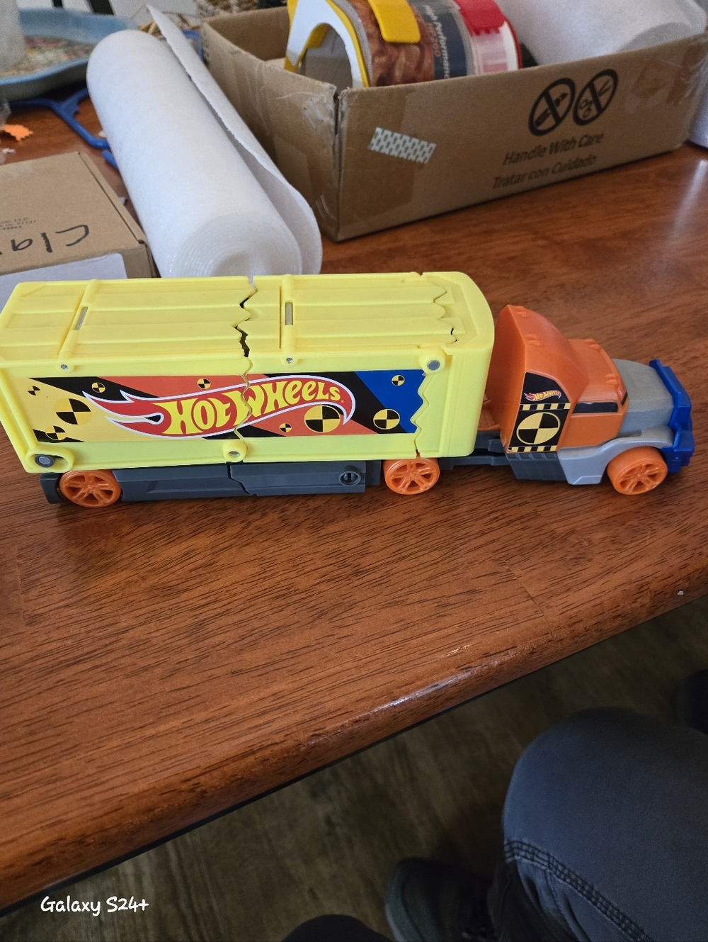 Hot Wheels Crashing Rig (Model GCK39) transporter truck designed to break Up